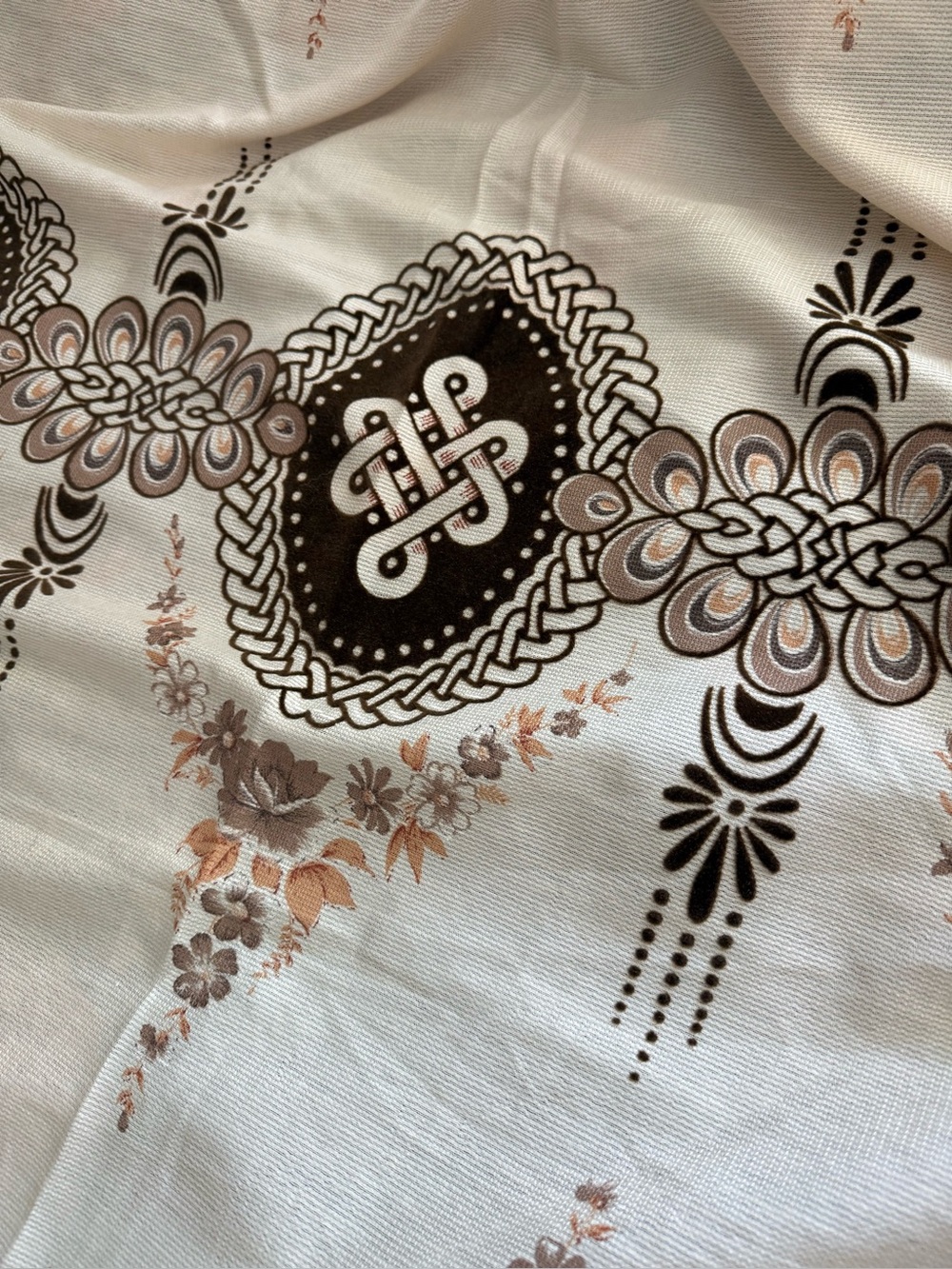 Curtain fabric with unfinished edges